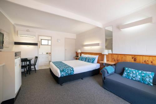 Halls Gap Motel Located in Halls Gap, Halls Gap Motel is a perfect starting point from which to explore Grampians. Both business travelers and tourists can enjoy the propertys facilities and services. Luggage storag