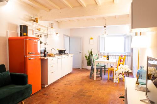 Orange Tuscany Flat - San Miniato