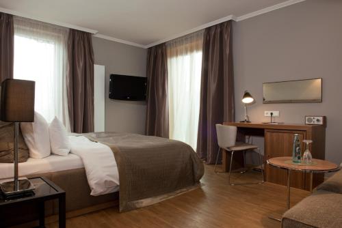 1 queen bed, 1 twin bed