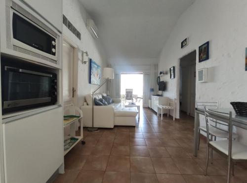 2 bedroom bungalow next Yumbo Center. free parking