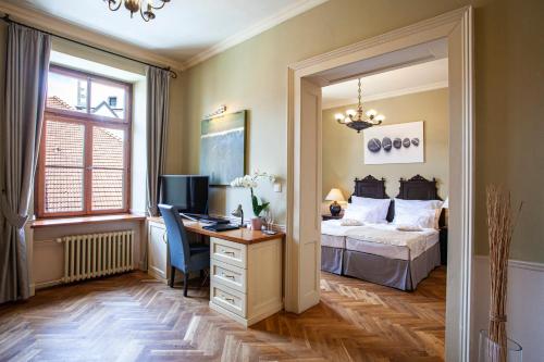 1 king bed, 1 sofa bed