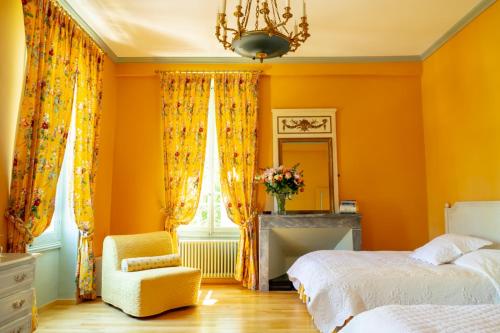 2 queen beds, 1 sofa bed