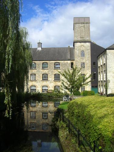 Cotswolds Valleys Accommodation - Bell Apartments - Exclusive use large two bedroom family holiday apartment - image 7