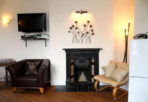 Cotswolds Valleys Accommodation - Bell Apartments - Exclusive use large two bedroom family holiday apartment - image 8