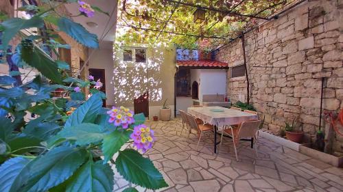  Omis center apartments, Pension in Omiš