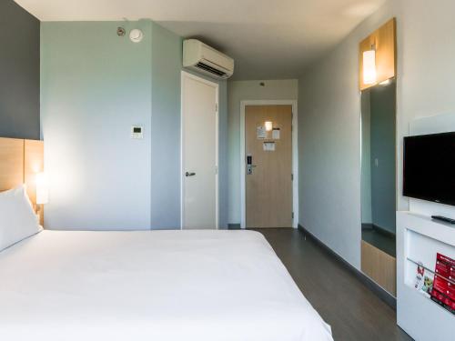 ibis Marilia Set in a prime location of Marilia, IBIS Marilia puts everything the city has to offer just outside your doorstep. Offering a variety of facilities and services, the property provides all you need for