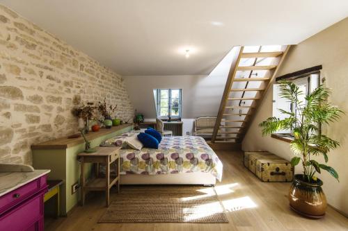 1 queen bed, 2 twin beds