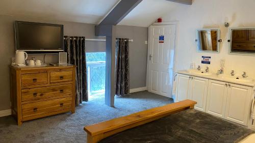 Bridge Farm Hotel, Leeds (photo 10)