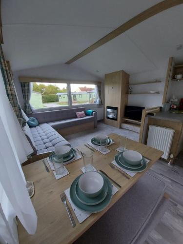 B&B Knaresborough - Woofles Luxury Caravan at Knaresborough Lido - Bed and Breakfast Knaresborough