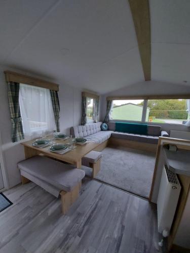 Woofles Luxury Caravan at Knaresborough Lido