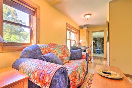 Rustic-Yet-Cozy Cabin with Patio, 12 Mi to Asheville in Arden, USA
