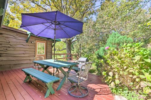 Rustic-Yet-Cozy Cabin with Patio, 12 Mi to Asheville