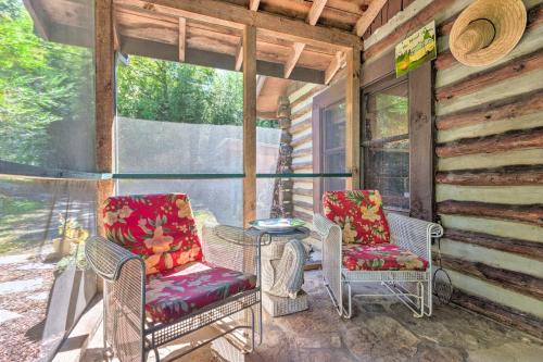 Rustic-Yet-Cozy Cabin with Patio, 12 Mi to Asheville