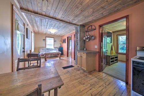 Pet-Friendly Cottage with Fire Pit - 3 Mi to SIU!