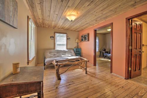 Pet-Friendly Cottage with Fire Pit - 3 Mi to SIU!