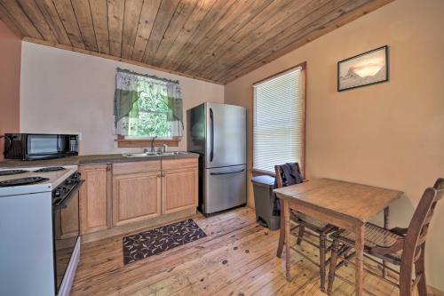 Pet-Friendly Cottage with Fire Pit - 3 Mi to SIU!