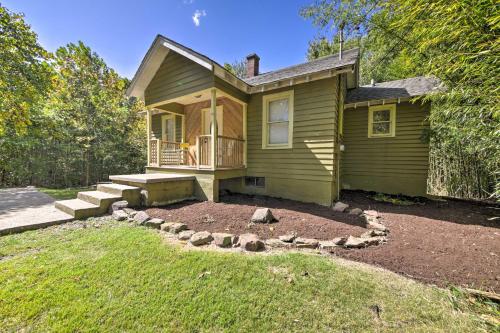 Pet-Friendly Cottage with Fire Pit - 3 Mi to SIU!