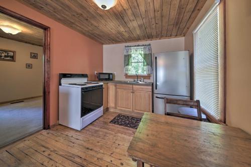 Pet-Friendly Cottage with Fire Pit - 3 Mi to SIU!