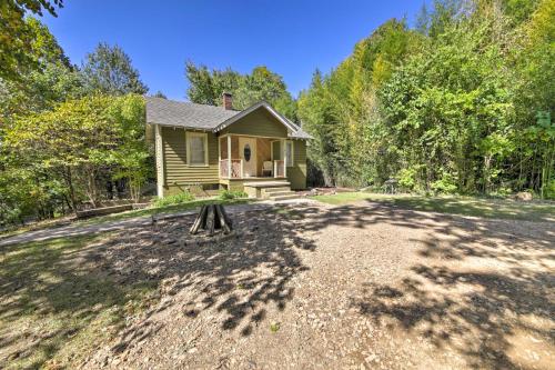 Pet-Friendly Cottage with Fire Pit - 3 Mi to SIU!