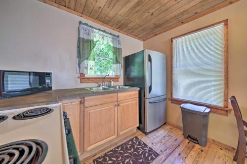 Pet-Friendly Cottage with Fire Pit - 3 Mi to SIU!