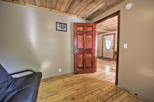 Pet-Friendly Cottage with Fire Pit - 3 Mi to SIU!