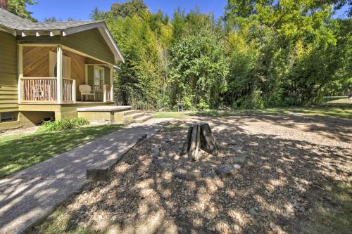Pet-Friendly Cottage with Fire Pit - 3 Mi to SIU!