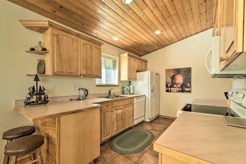 1-Story Condo with Fireplace 2 Mi to Angel Fire - image 2