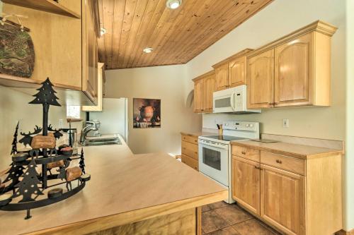 1-Story Condo with Fireplace 2 Mi to Angel Fire - image 3