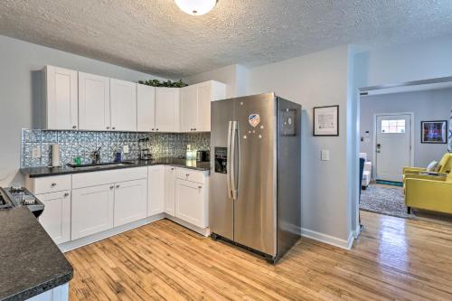Modern Pet-Friendly Pad with Deck about 5 Mi to Cincy! in Cincinnati, USA