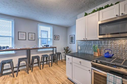 Modern Pet-Friendly Pad with Deck about 5 Mi to Cincy! in Cincinnati, USA