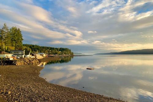 Waterfront Hoodsport Home with Fire Pit, Deck, Kayak