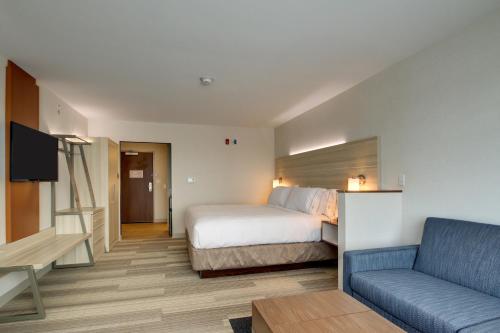 1 king bed, 1 sofa bed