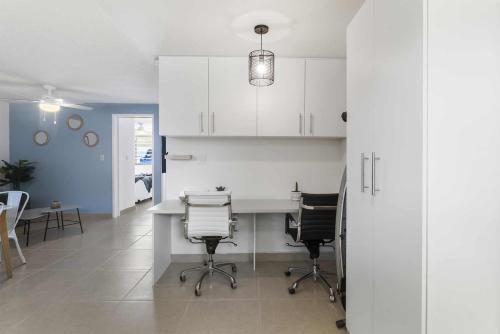 Suite Estilo y Ubicación 150MB Home Office Zaragoza El Prado C13 in Casa Blanca La Corregidora, Mexico