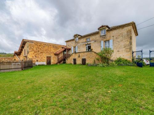 Vintage Holiday Home in Loubejac with a Private Pool