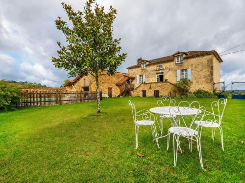 Vintage Holiday Home in Loubejac with a Private Pool