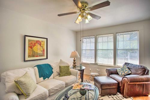 Charming Dallas Home, 3 Mi to Downtown and Zoo! in Dallas, USA