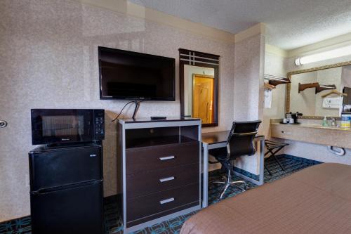 2 double beds, 1 twin bed