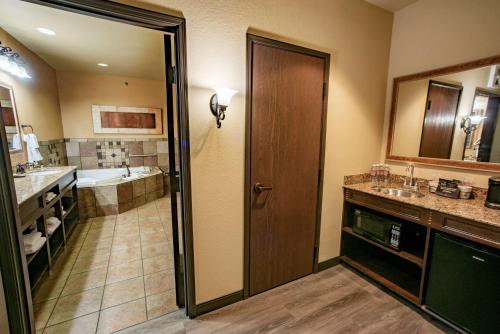 Best Western PLUS Cimarron Hotel & Suites