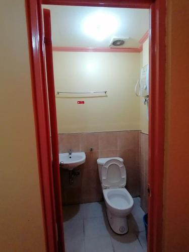 ห้องน้ำ, เรดดอร์ ใกล้ SM บาตังกัส ซิตี้ (RedDoorz near SM Batangas City) in บาตันกาส