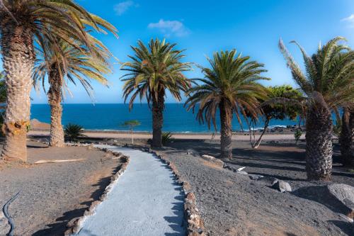 Comfortable houses Playa Roca beachfront access 3