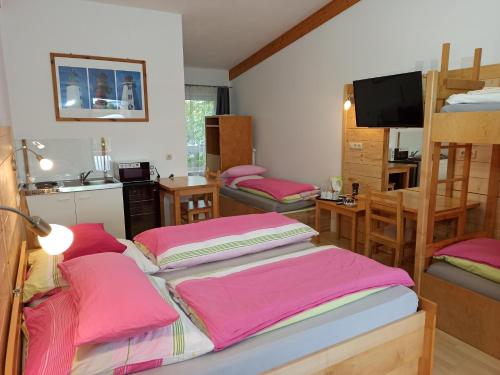 1 queen bed, 2 twin beds