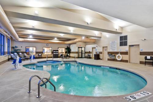 Holiday Inn Express Hotel & Suites Milwaukee-New Berlin By IHG - 수영장