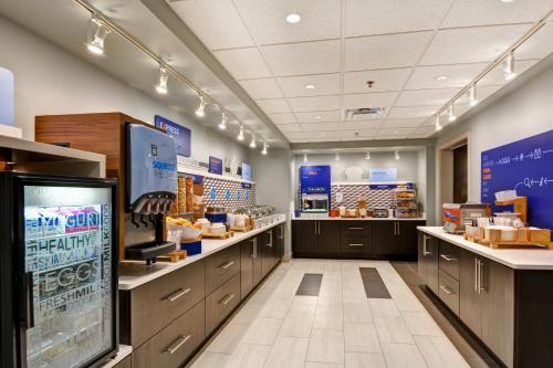 Holiday Inn Express Hotel & Suites Milwaukee-New Berlin By IHG - 식음료(F&B)