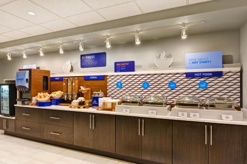 Holiday Inn Express Hotel & Suites Milwaukee-New Berlin By IHG - 식음료(F&B)