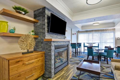 Holiday Inn Express Hotel & Suites Milwaukee-New Berlin By IHG - 숙소 외관
