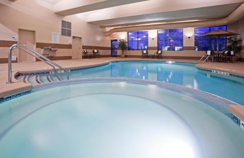Holiday Inn Express Hotel & Suites Milwaukee-New Berlin By IHG - 수영장