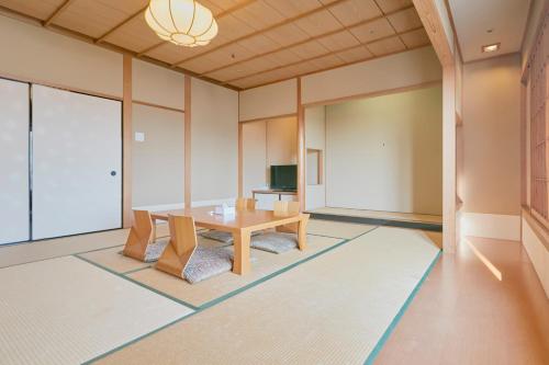 Deluxe Japanese-Style Room