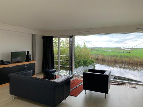  Huisje aan het water, omgeving Amsterdam in Zaandam