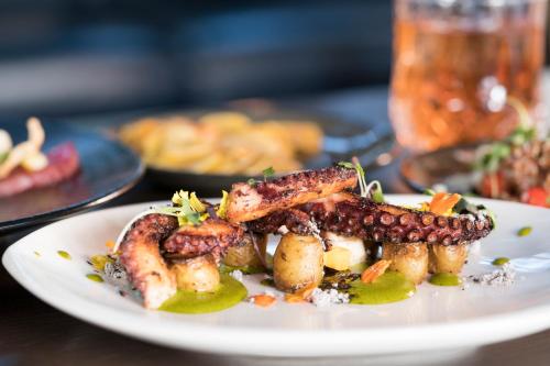 Kimpton Gray Hotel Chicago by IHG