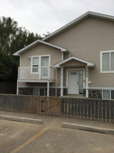Modern 3 bedroom apartment in South Lethbridge #2